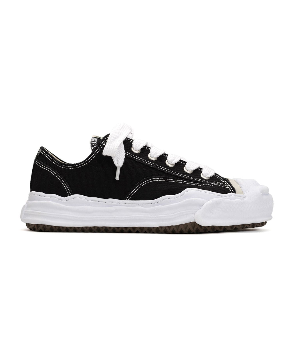 Aeson Low Top Sneaker