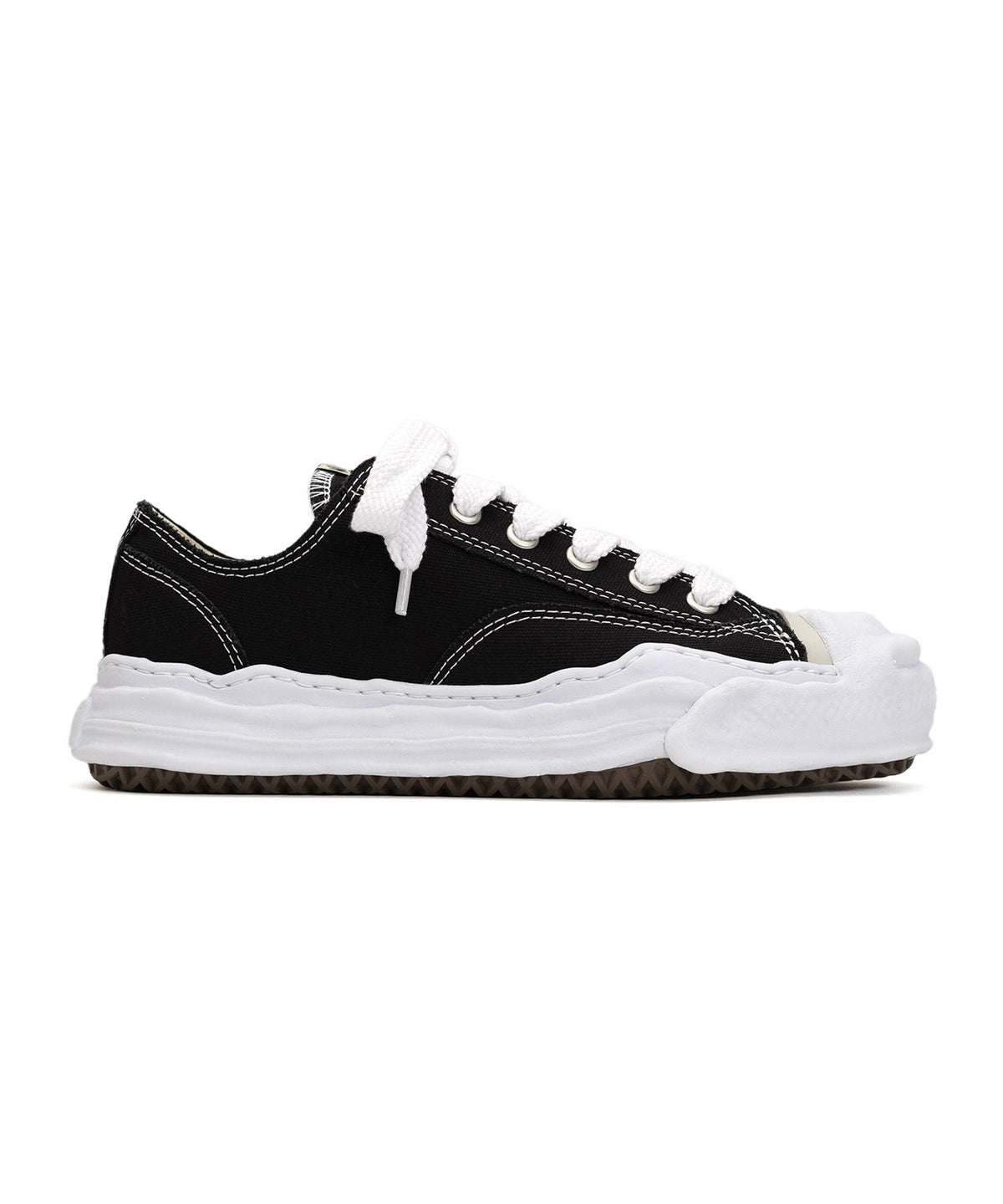Aeson Low Top Sneaker