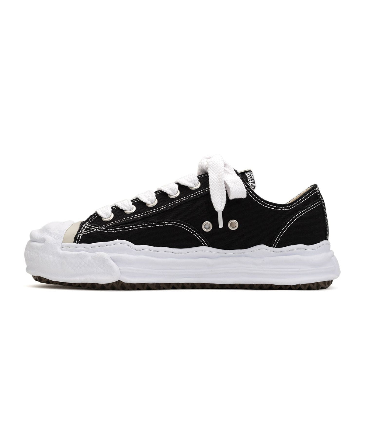 Aeson Low Top Sneaker
